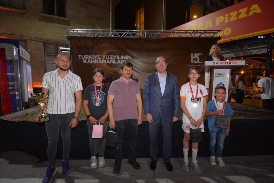 DEMOKRASİ MEYDANI VATANDAŞLARLA DOLDU