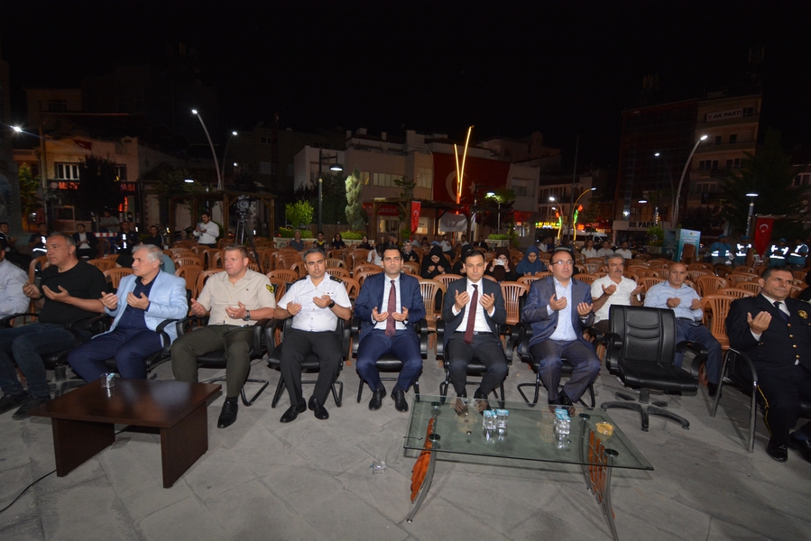 DEMOKRASİ MEYDANI VATANDAŞLARLA DOLDU