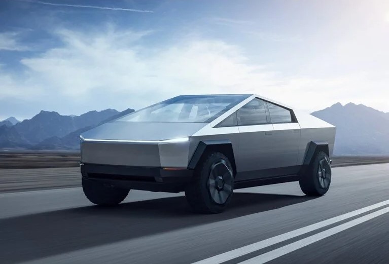ÜRETİLEN İLK TESLA CYBERTRUCK BANTTAN İNDİ