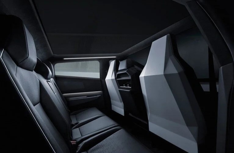 ÜRETİLEN İLK TESLA CYBERTRUCK BANTTAN İNDİ