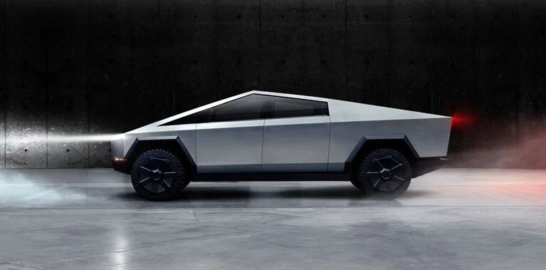 ÜRETİLEN İLK TESLA CYBERTRUCK BANTTAN İNDİ