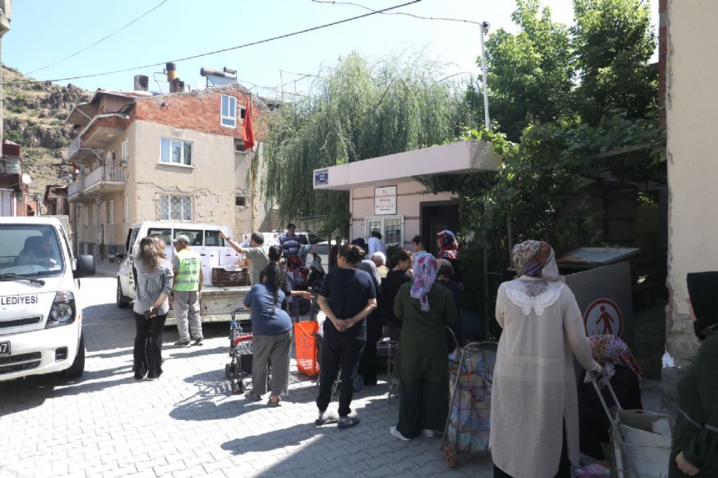 BELEDİYEDEN İHTİYAÇ SAHİPLERİNE YARDIM ELİ