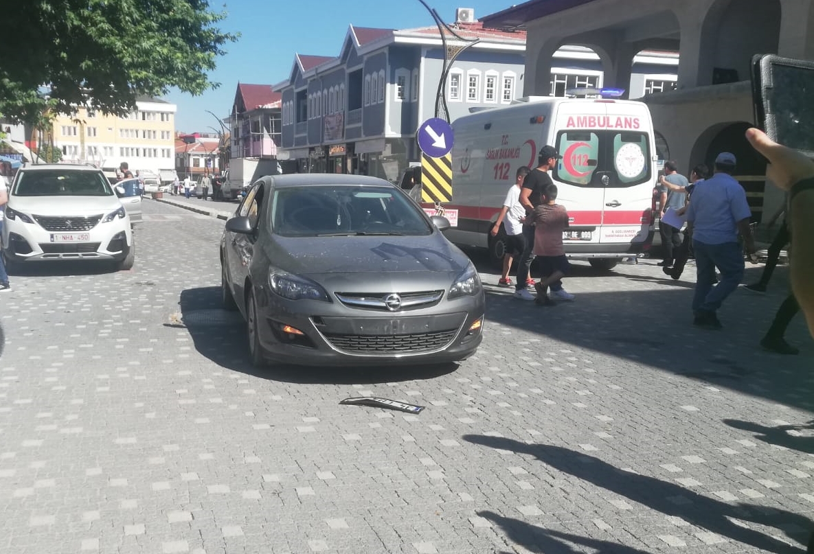BOLVADİN'DE OTOMOBİLİN ÇARPTIĞI BİSİKLETLİ YARALANDI