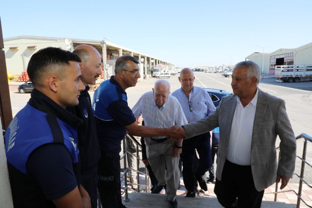 BAŞKAN ZEYBEK HAL ESNAFIYLA BULUŞTU