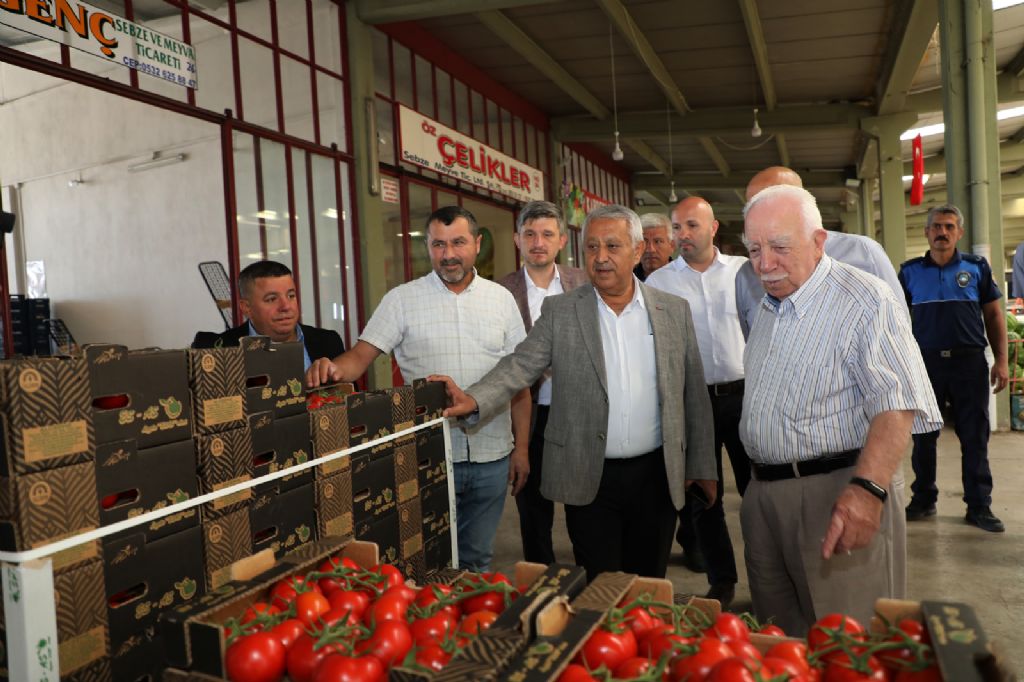 BAŞKAN ZEYBEK HAL ESNAFIYLA BULUŞTU