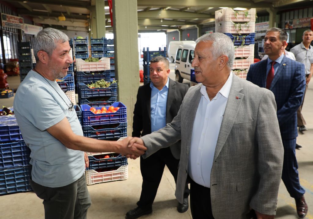 BAŞKAN ZEYBEK HAL ESNAFIYLA BULUŞTU