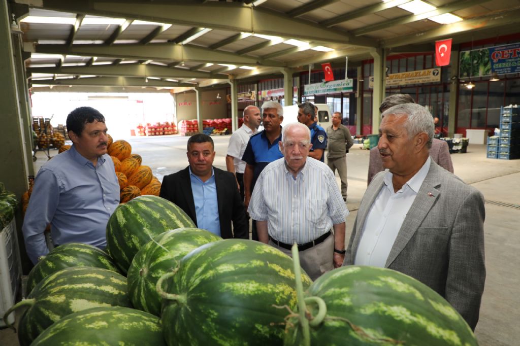 BAŞKAN ZEYBEK HAL ESNAFIYLA BULUŞTU