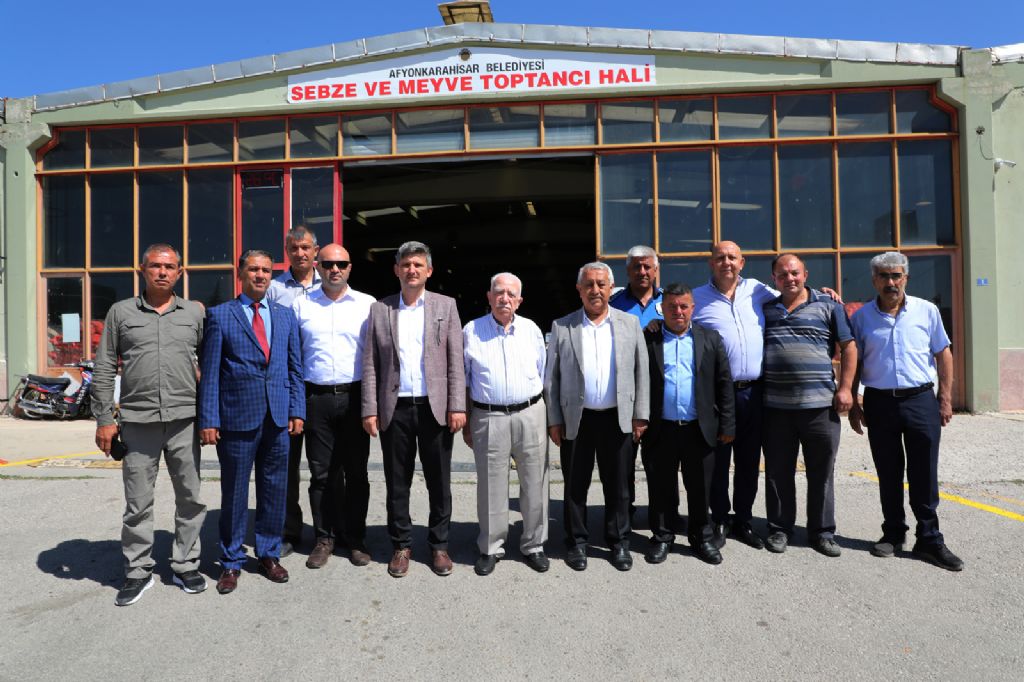 BAŞKAN ZEYBEK HAL ESNAFIYLA BULUŞTU