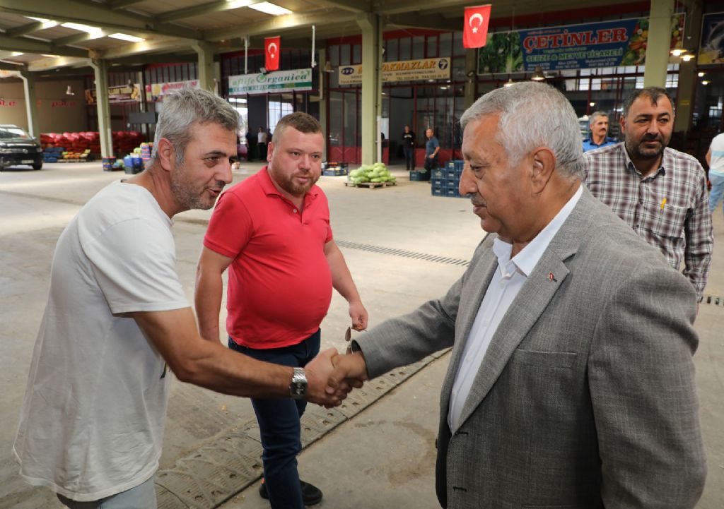 BAŞKAN ZEYBEK HAL ESNAFIYLA BULUŞTU