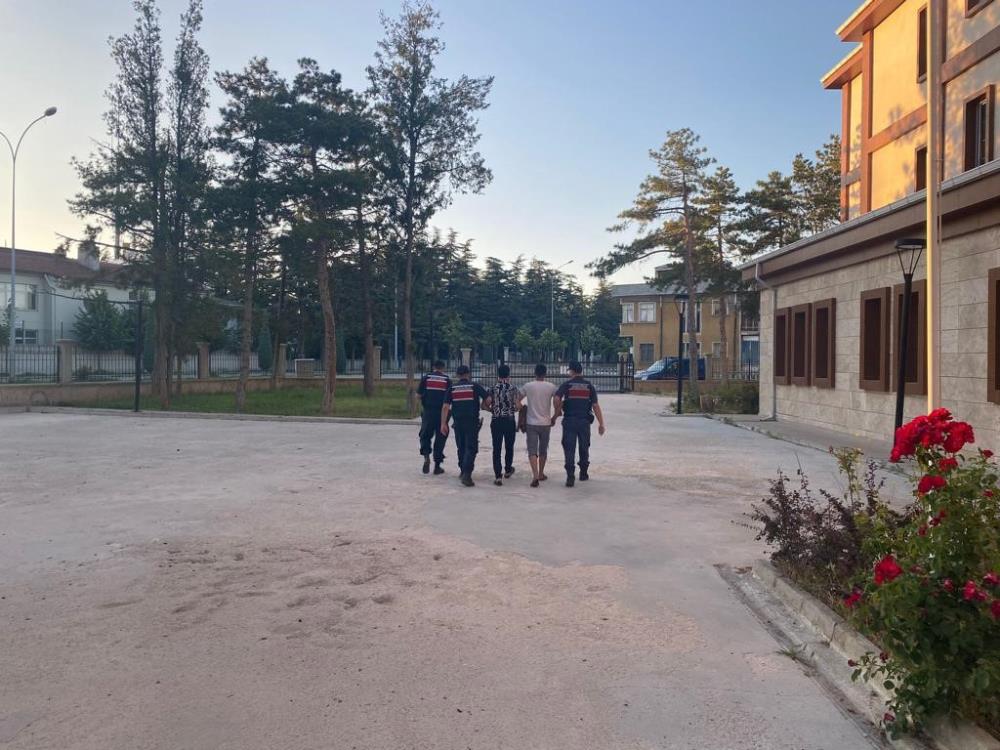 KAÇAK GÖÇMENLERİ TAŞIYAN 2 KİŞİ TUTUKLANDI