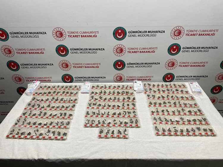 HAVALİMANI'NDA 1240 CANLI ARI ELE GEÇİRİLDİ