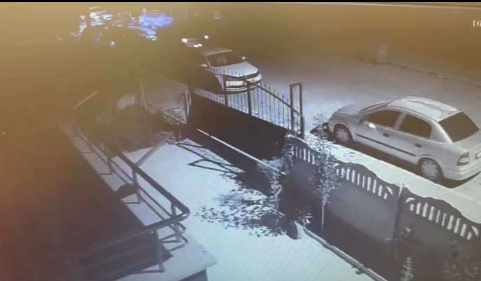 OTOMOBİLLE 2 KİŞİYİ EZDİ ARKASINA BİLE BAKMADAN KAÇTI