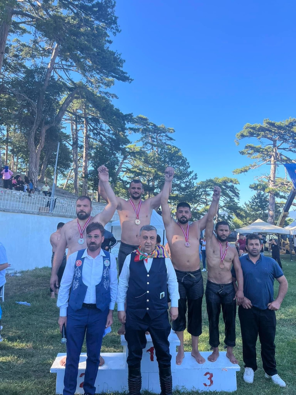 ŞAKİR BOZKURT YAĞLI GÜREŞTE KÜRSÜDE