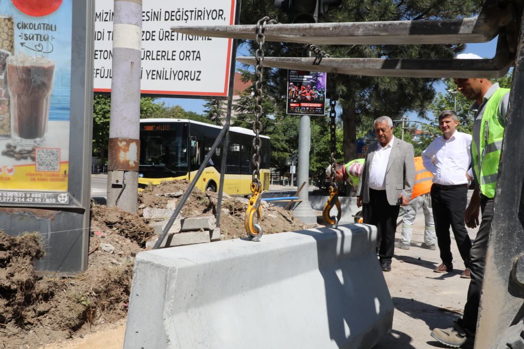 ADNAN MENDERES BULVARI YENİLENİYOR