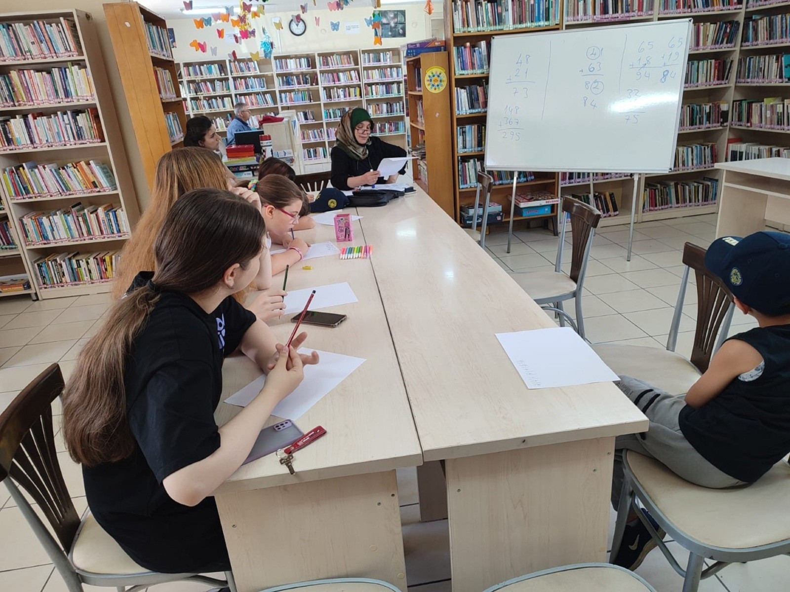 HALK KÜTÜPHANESİNDE MATEMATİK VE TÜRKÇE ATÖLYESİ ETKİNLİĞİ DÜZENLENDİ