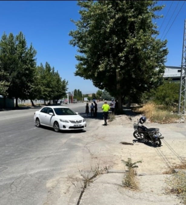 OTOMOBİL İLE MOTOSİKLET ÇARPIŞTI