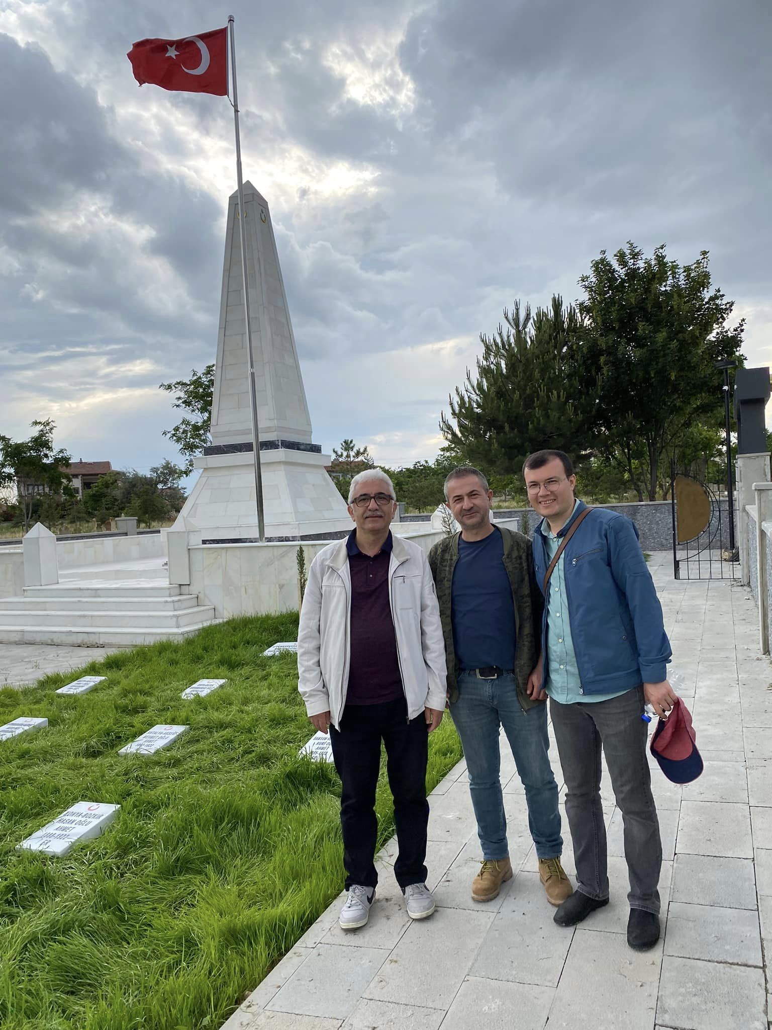 “LÜTFEN SESSİZ VE SAYGILI OLUN ÇÜNKÜ BURADA ŞEHİTLERİMİZ YATIYOR”