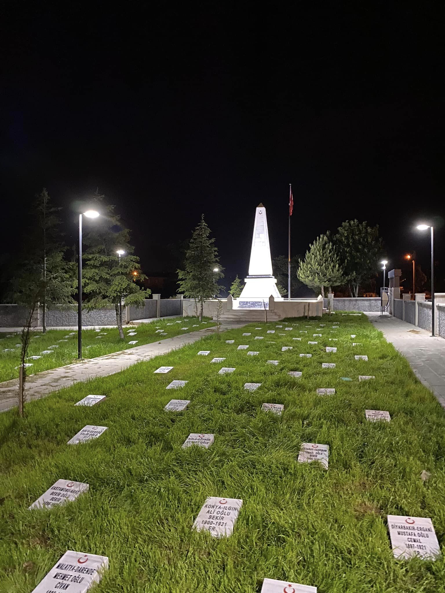 “LÜTFEN SESSİZ VE SAYGILI OLUN ÇÜNKÜ BURADA ŞEHİTLERİMİZ YATIYOR”