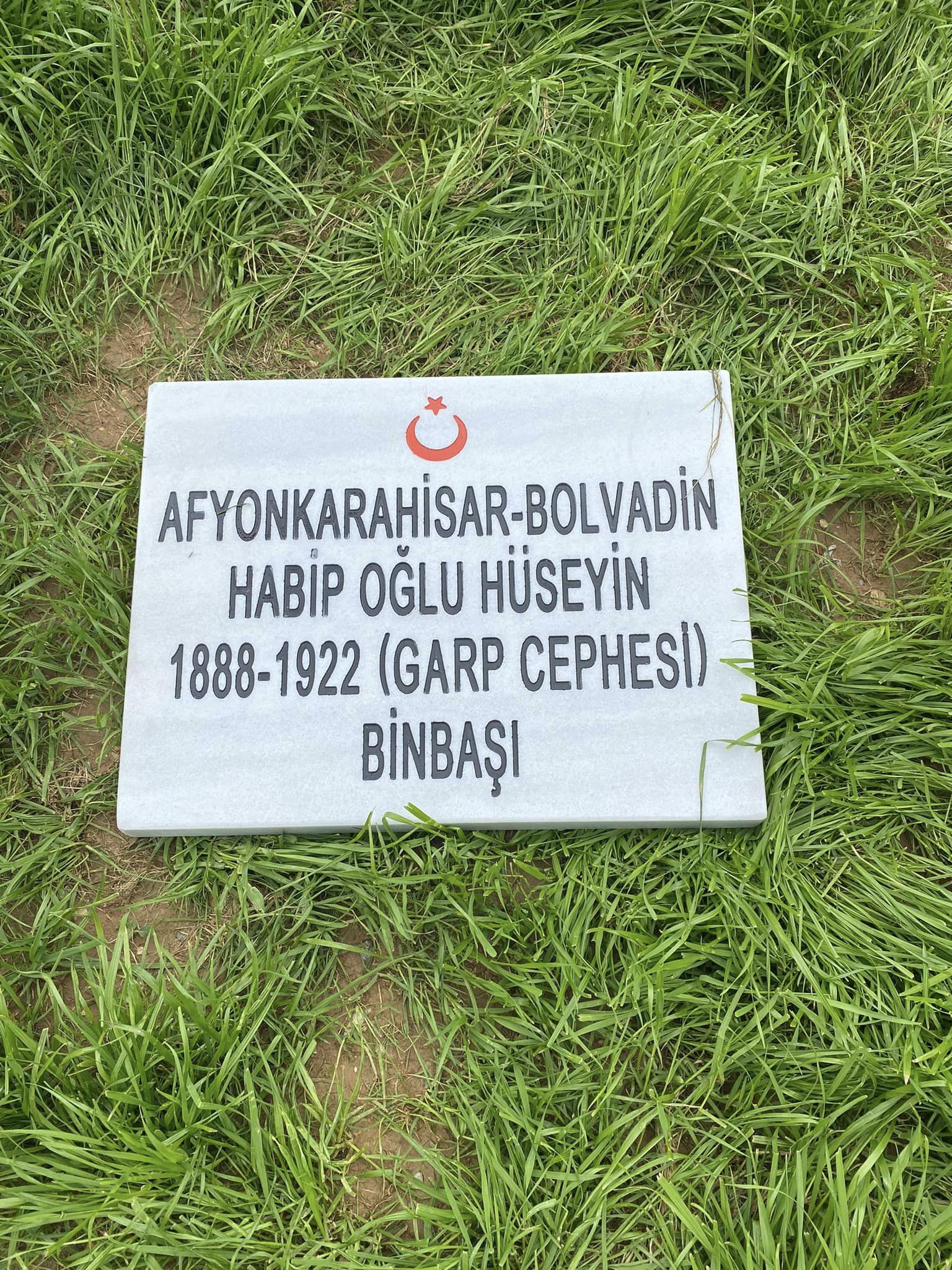 “LÜTFEN SESSİZ VE SAYGILI OLUN ÇÜNKÜ BURADA ŞEHİTLERİMİZ YATIYOR”