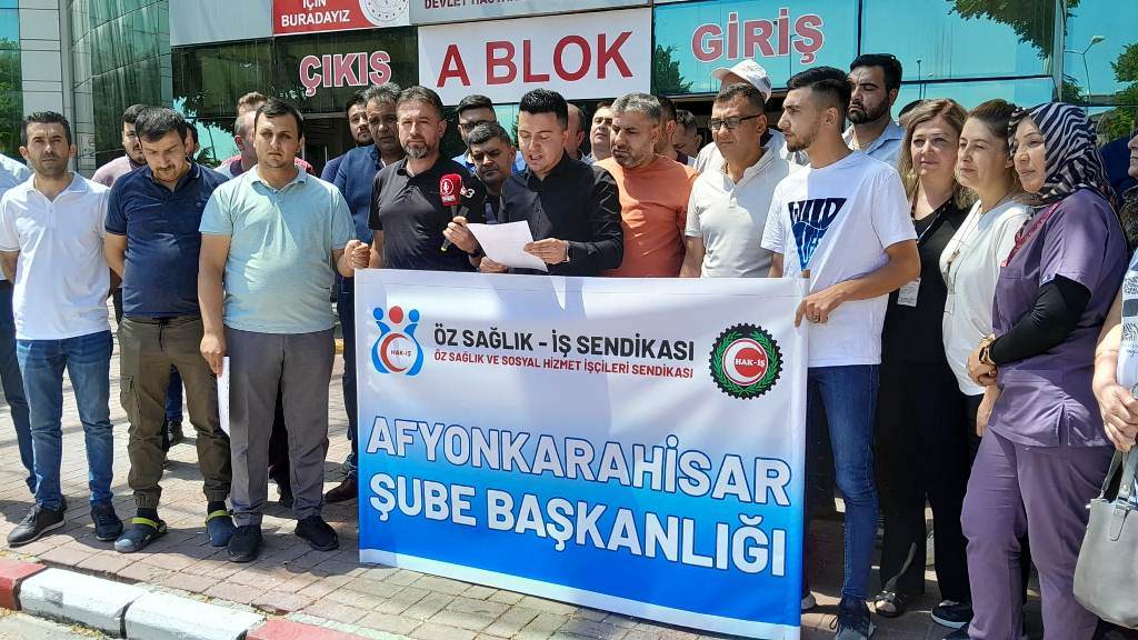 SAĞLIK EMEKÇİLERİ HAKLARI İÇİN EYLEM YAPTI