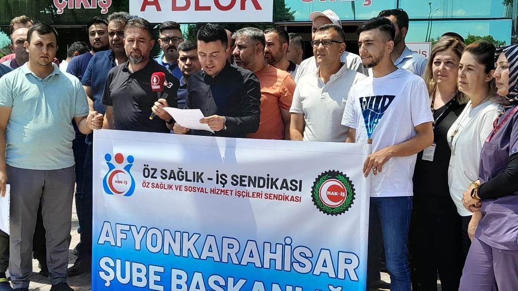 SAĞLIK EMEKÇİLERİ HAKLARI İÇİN EYLEM YAPTI