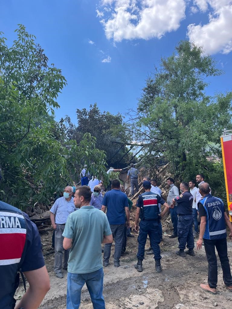 ALEVLER BİR ANDA 6 KİŞİLİK AİLENİN EVİNE SIÇRADI
