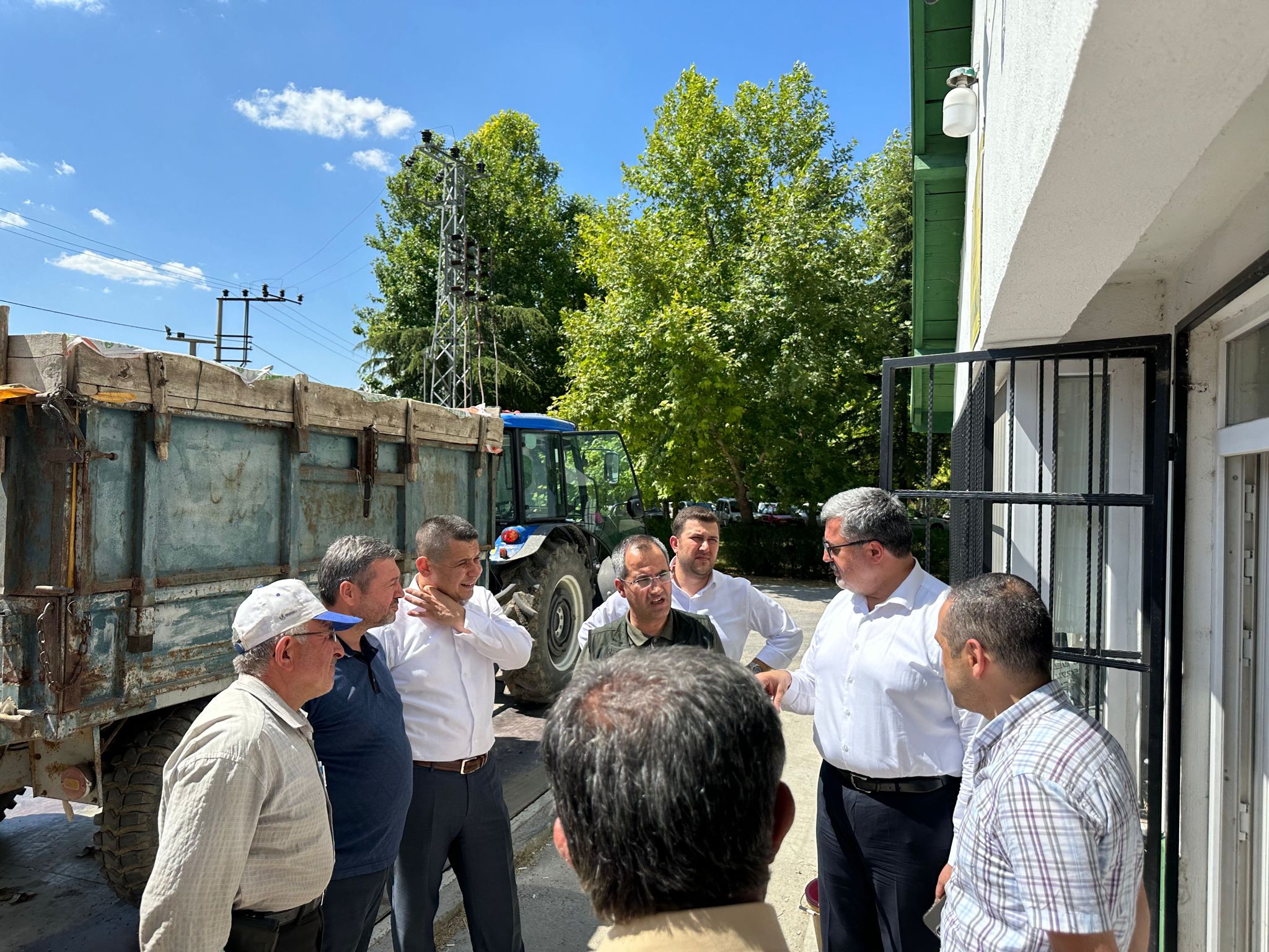 ÖZKAYA KÖYLÜ VATANDAŞLARLA KUCAKLAŞIYOR