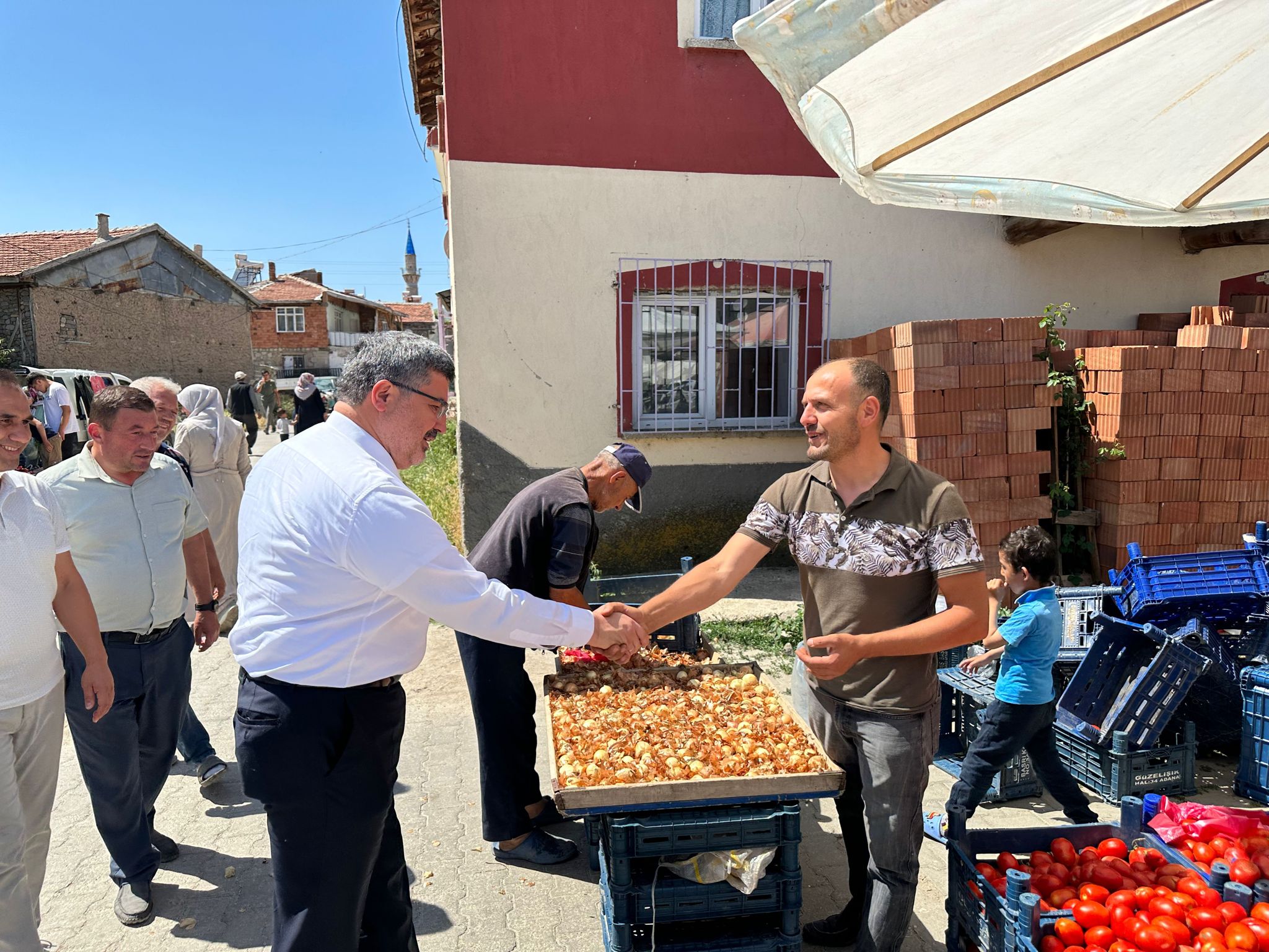 ÖZKAYA KÖYLÜ VATANDAŞLARLA KUCAKLAŞIYOR