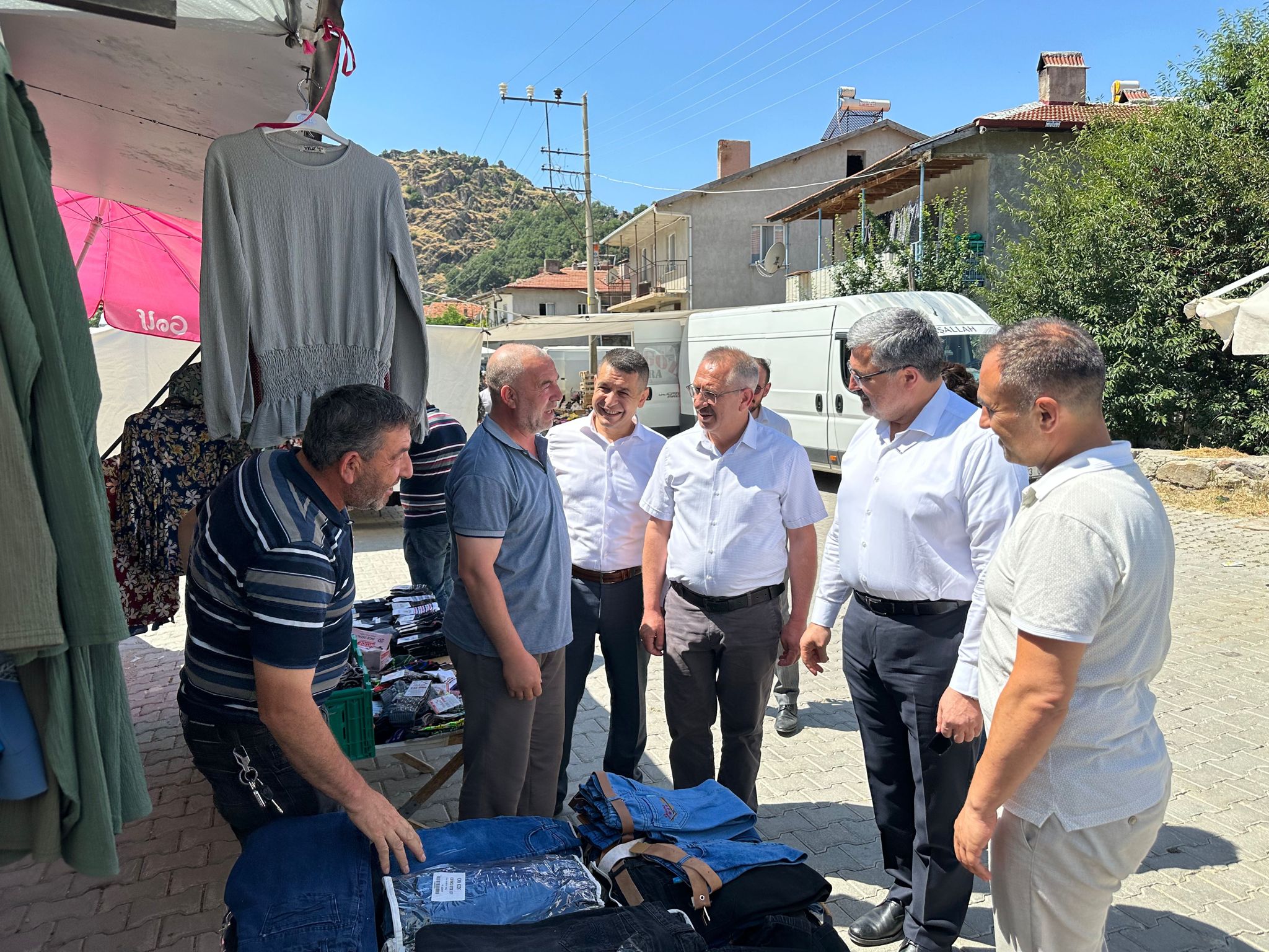 ÖZKAYA KÖYLÜ VATANDAŞLARLA KUCAKLAŞIYOR
