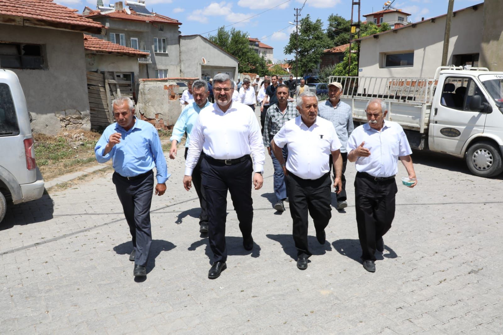 ÖZKAYA KÖYLÜ VATANDAŞLARLA KUCAKLAŞIYOR