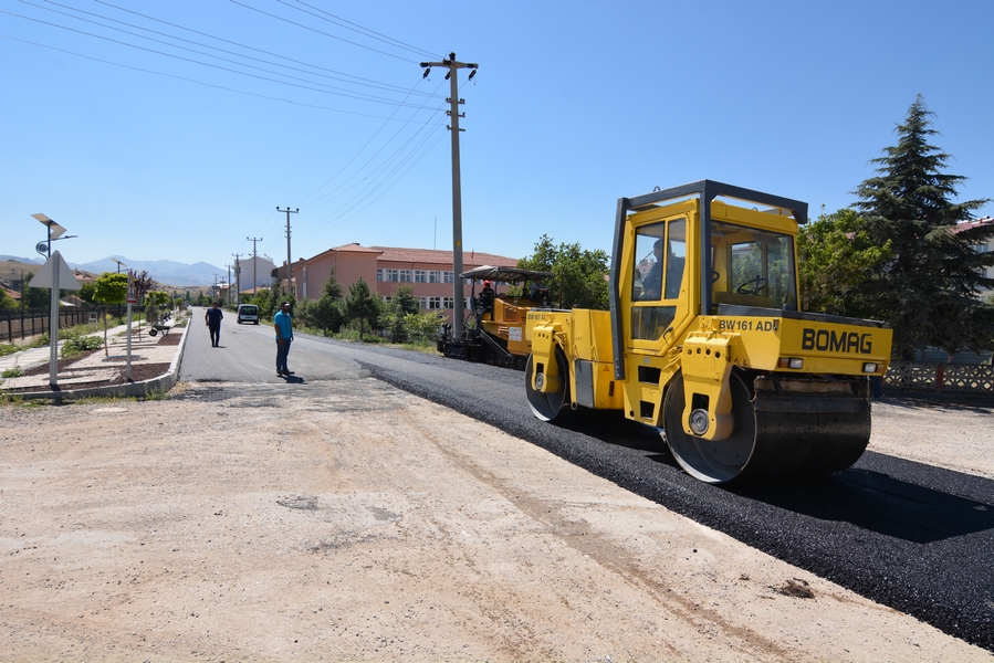 BAŞKAN ÇÖL ASFALTLAMA ÇALIŞMASINI İNCELEDİ