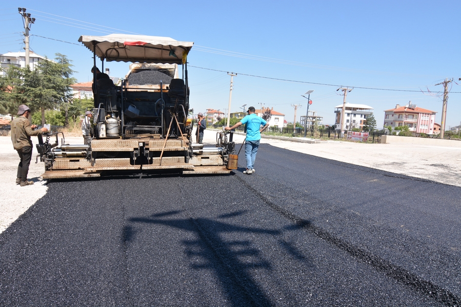 BAŞKAN ÇÖL ASFALTLAMA ÇALIŞMASINI İNCELEDİ
