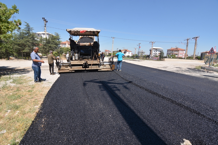 BAŞKAN ÇÖL ASFALTLAMA ÇALIŞMASINI İNCELEDİ