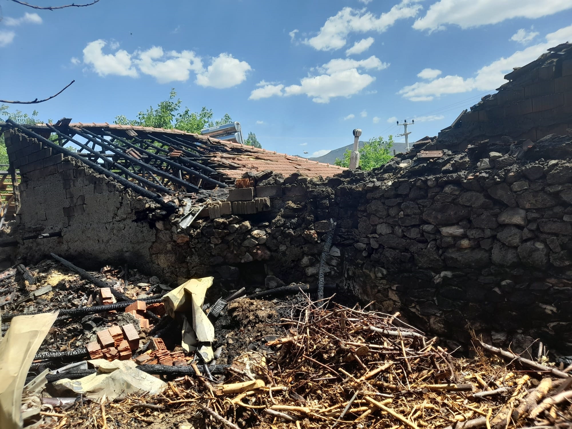 AFYON’DA BİR EVDE ÇIKAN YANGIN SÖNDÜRÜLDÜ
