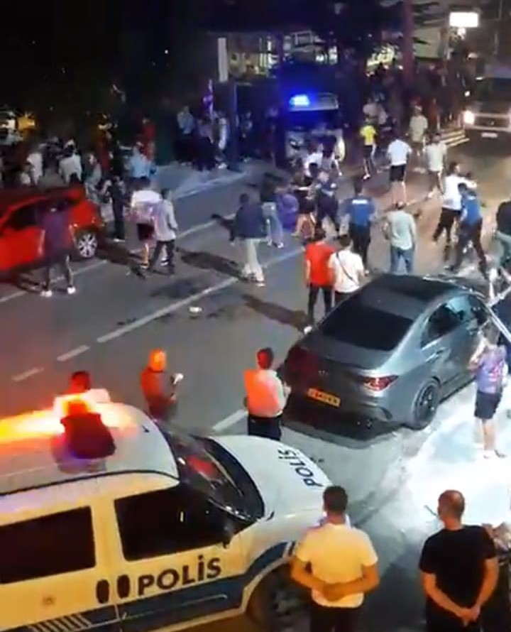 ‘AİLE YERİNE OTURMA’ MESELESİNDEN ÇIKAN KAVGADA 15 KİŞİ BİRBİRİNE GİRDİ