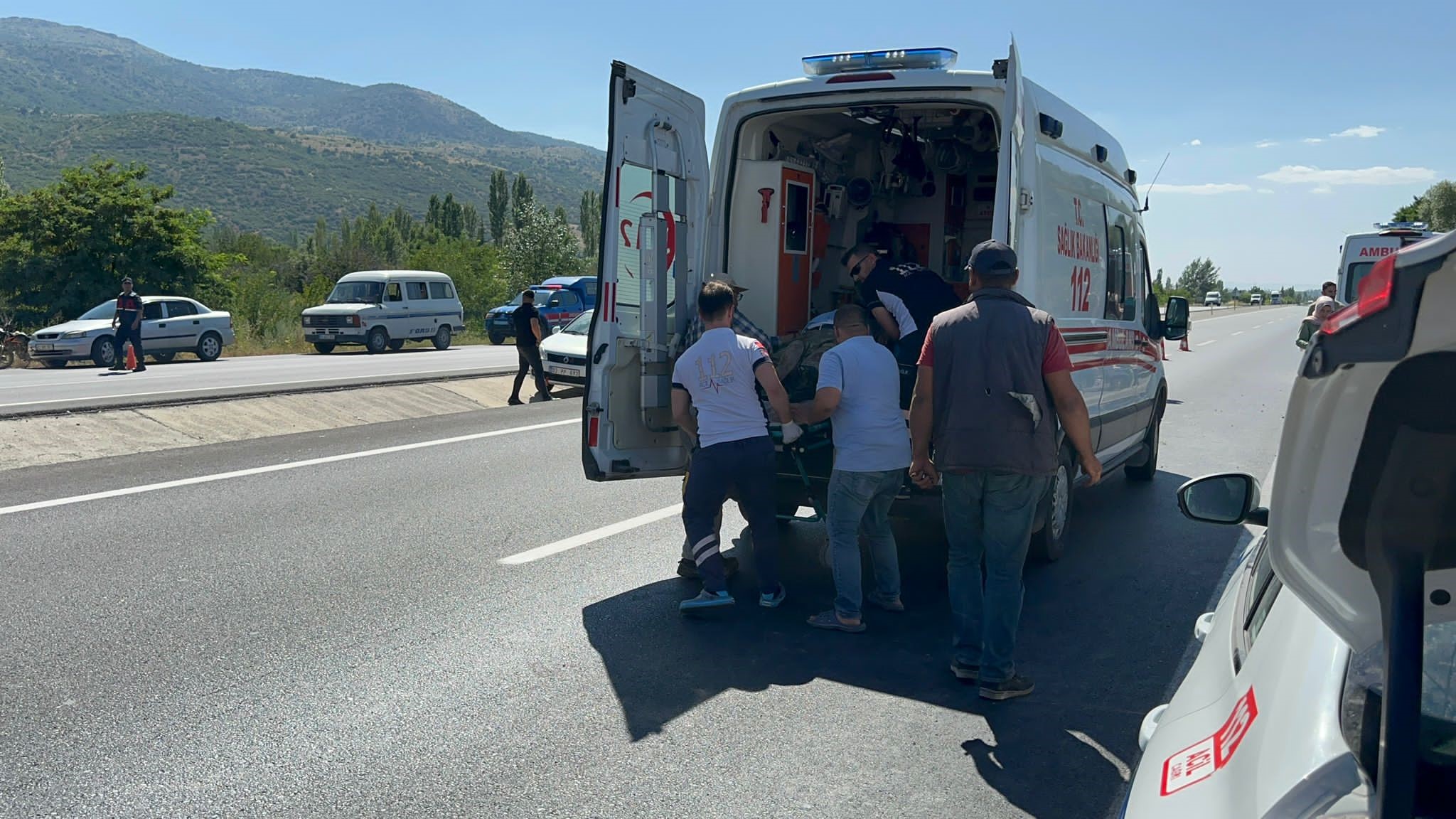 AFYON'DA MEVSİMLİK İŞÇİLERİ TAŞIYAN ARAÇ ŞARAMPOLE UÇTU!