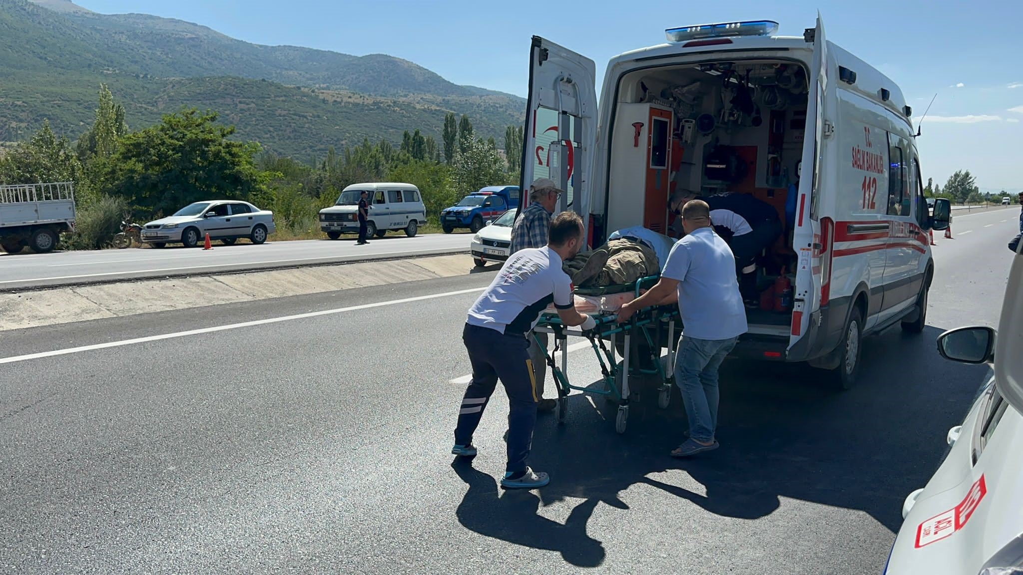 AFYON'DA MEVSİMLİK İŞÇİLERİ TAŞIYAN ARAÇ ŞARAMPOLE UÇTU!