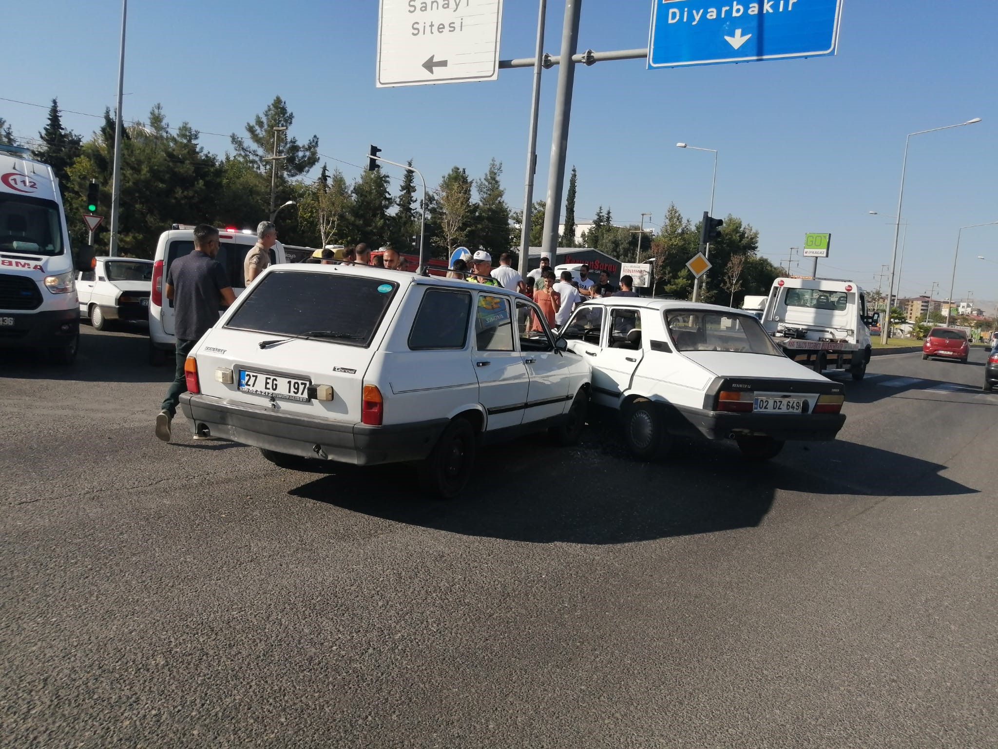İKİ OTOMOBİL ÇARPIŞTI
