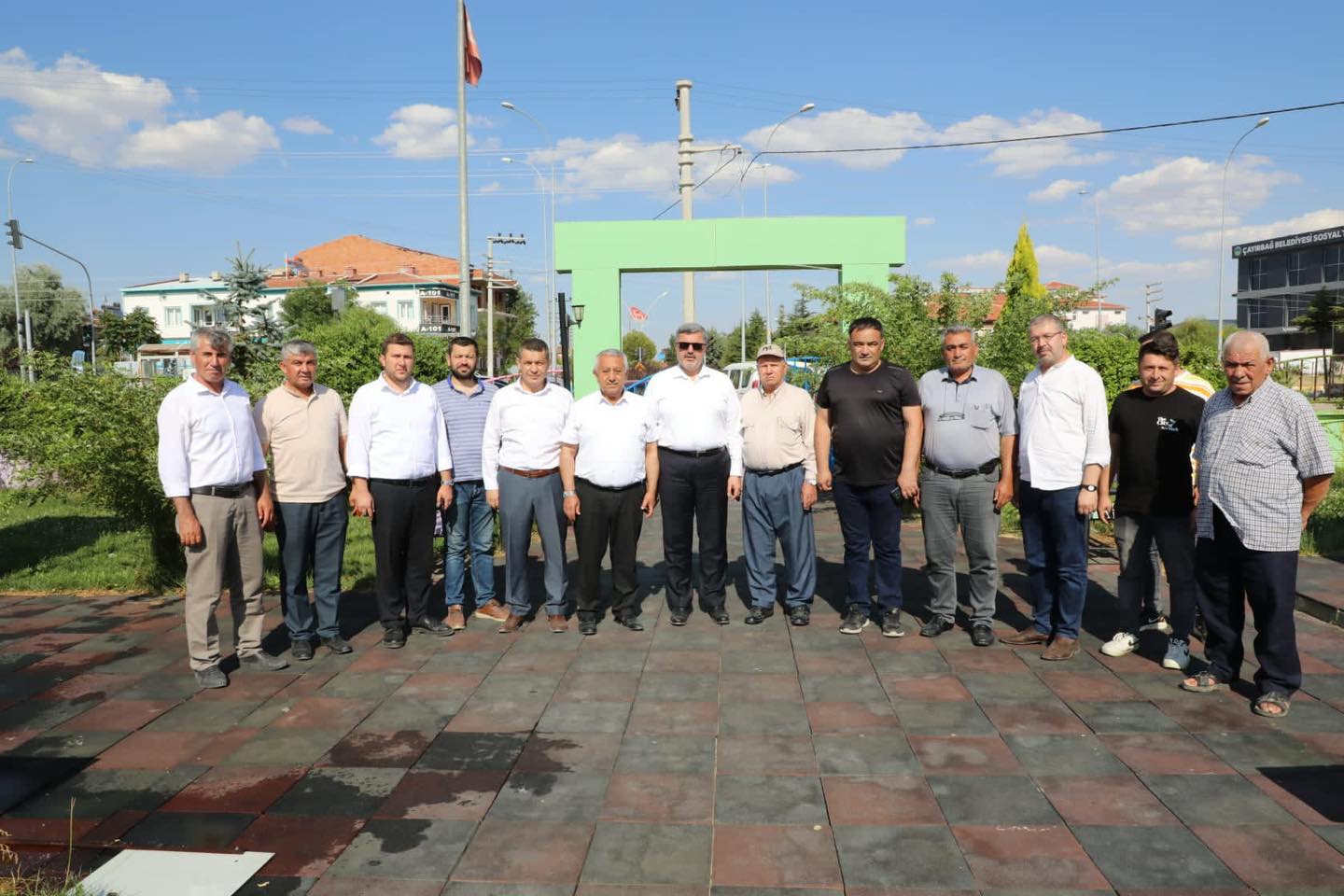 ZEYBEK HEM EVSAHİBİ HEM MİSAFİR