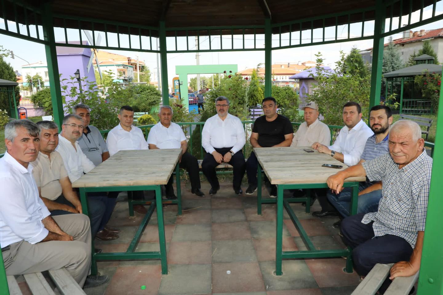 ZEYBEK HEM EVSAHİBİ HEM MİSAFİR