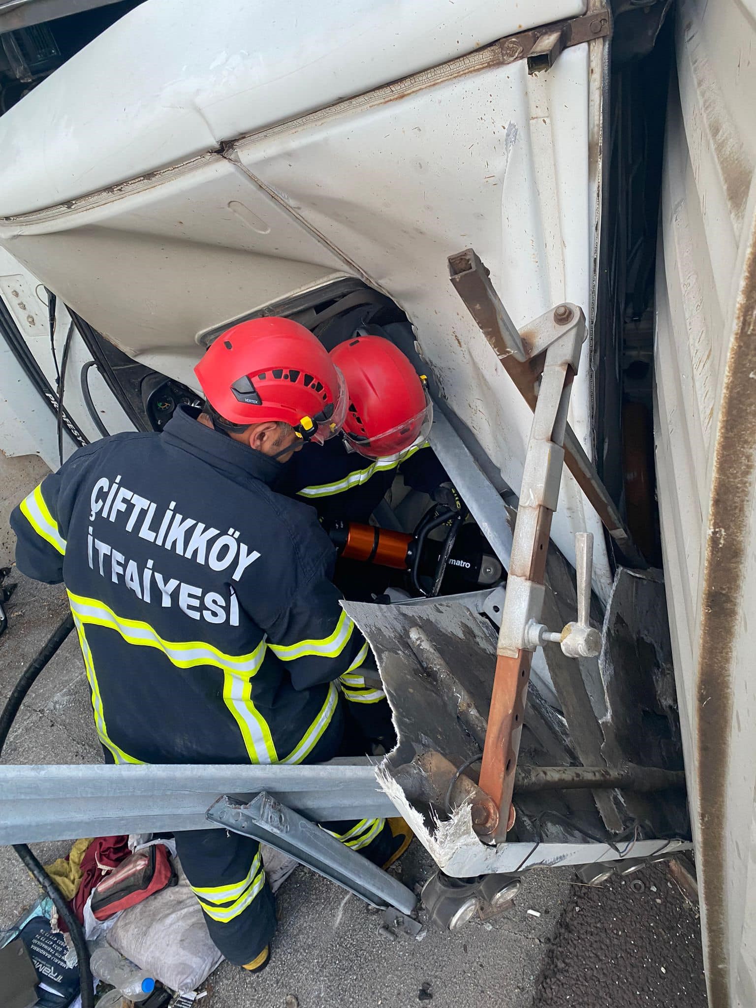 OTOBÜS İLE TIR ÇARPIŞTI: 1 ÖLÜ, 4 YARALI