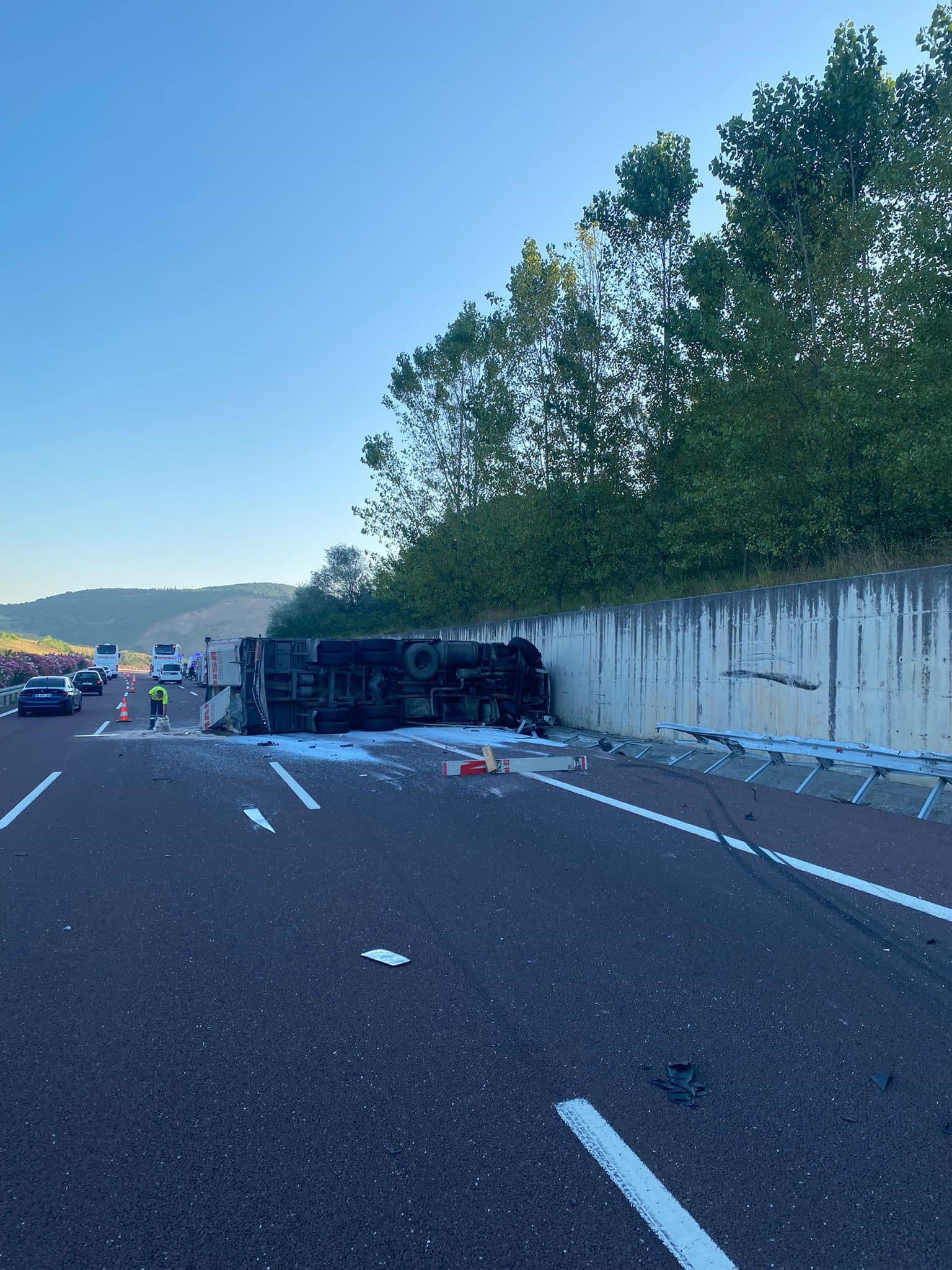 OTOBÜS İLE TIR ÇARPIŞTI: 1 ÖLÜ, 4 YARALI