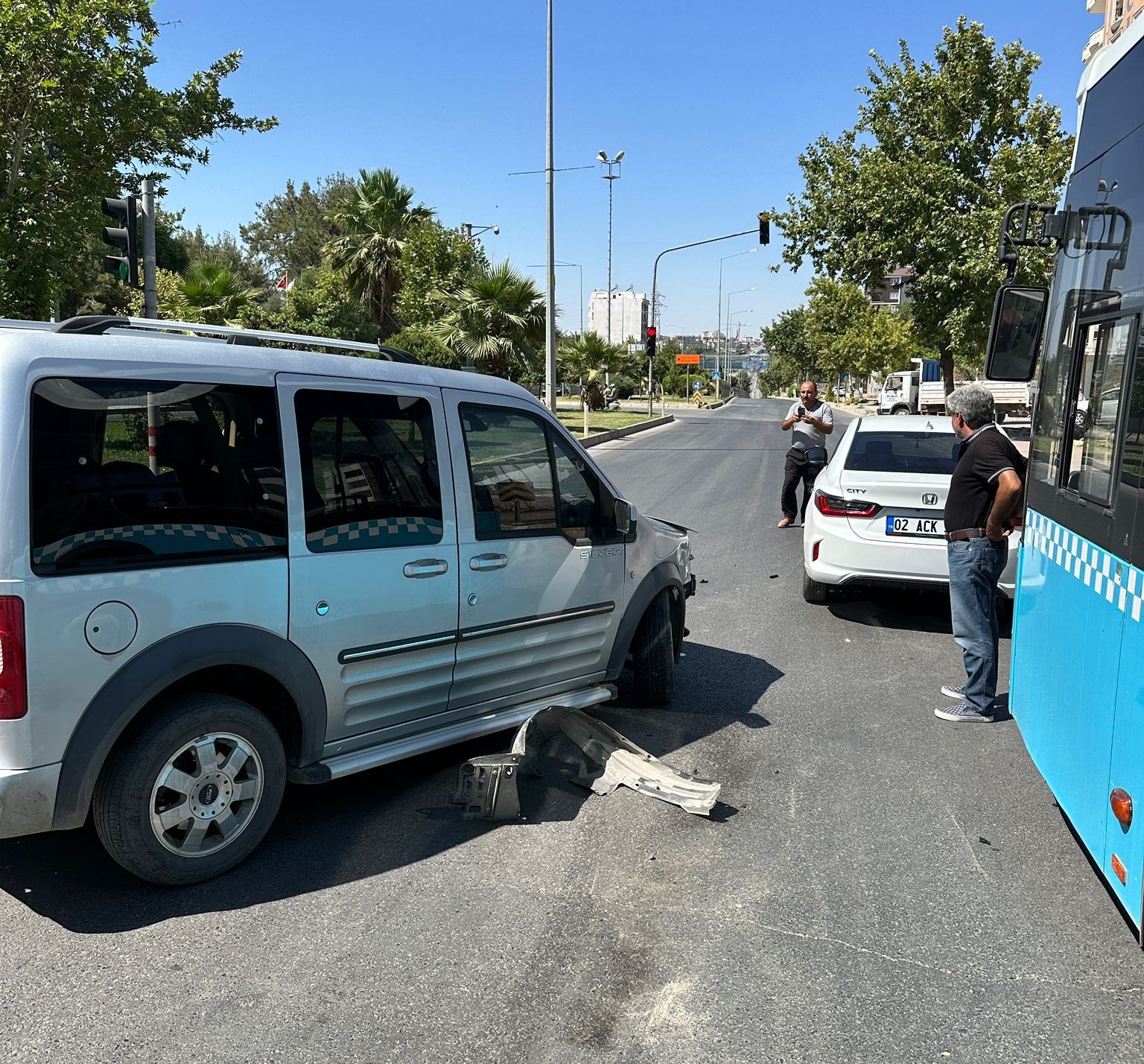 HAFİF TİCARİ ARAÇ İLE OTOMOBİL ÇARPIŞTI