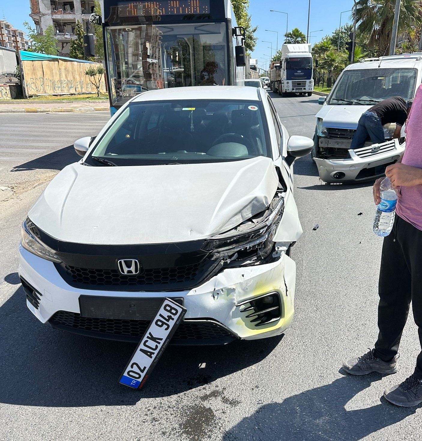 HAFİF TİCARİ ARAÇ İLE OTOMOBİL ÇARPIŞTI