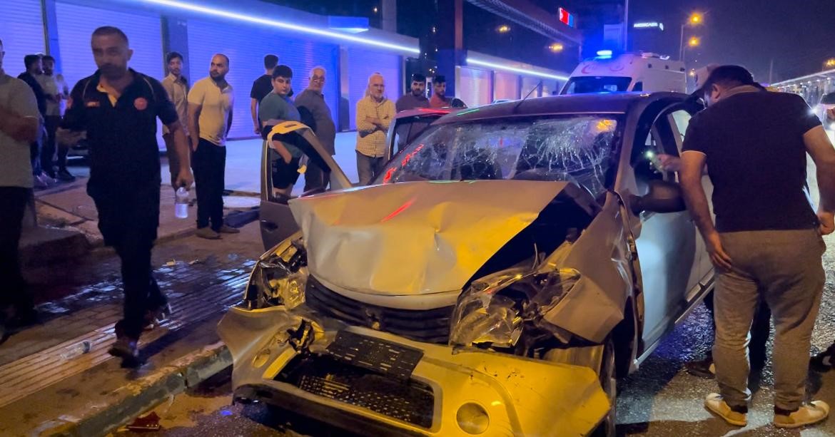 HIZLA İLERLEYEN OTOMOBİL SERVİS ARACINA ÇARPTI : 5 YARALI
