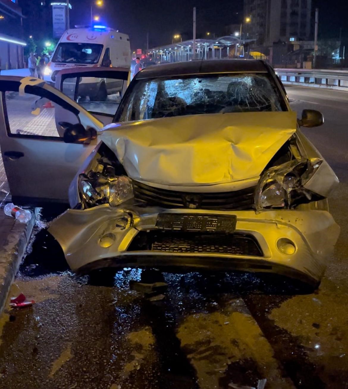 HIZLA İLERLEYEN OTOMOBİL SERVİS ARACINA ÇARPTI : 5 YARALI