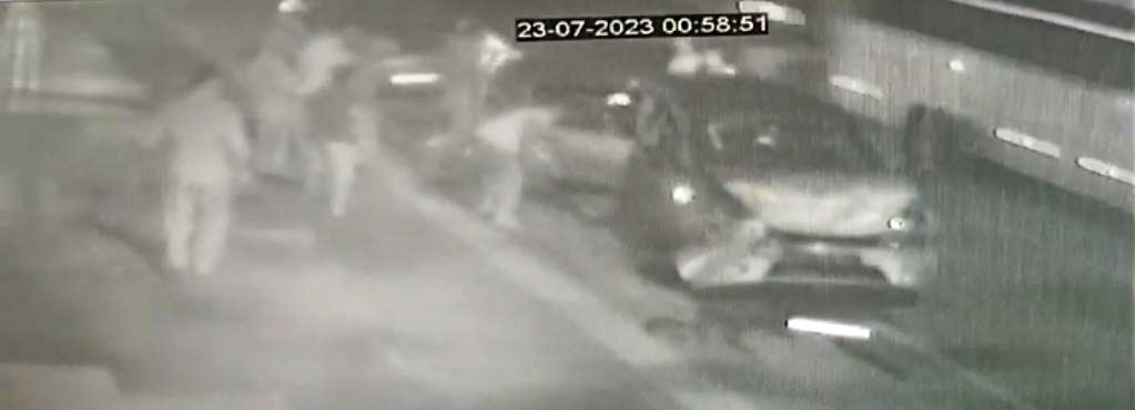 HIZLA İLERLEYEN OTOMOBİL SERVİS ARACINA ÇARPTI : 5 YARALI