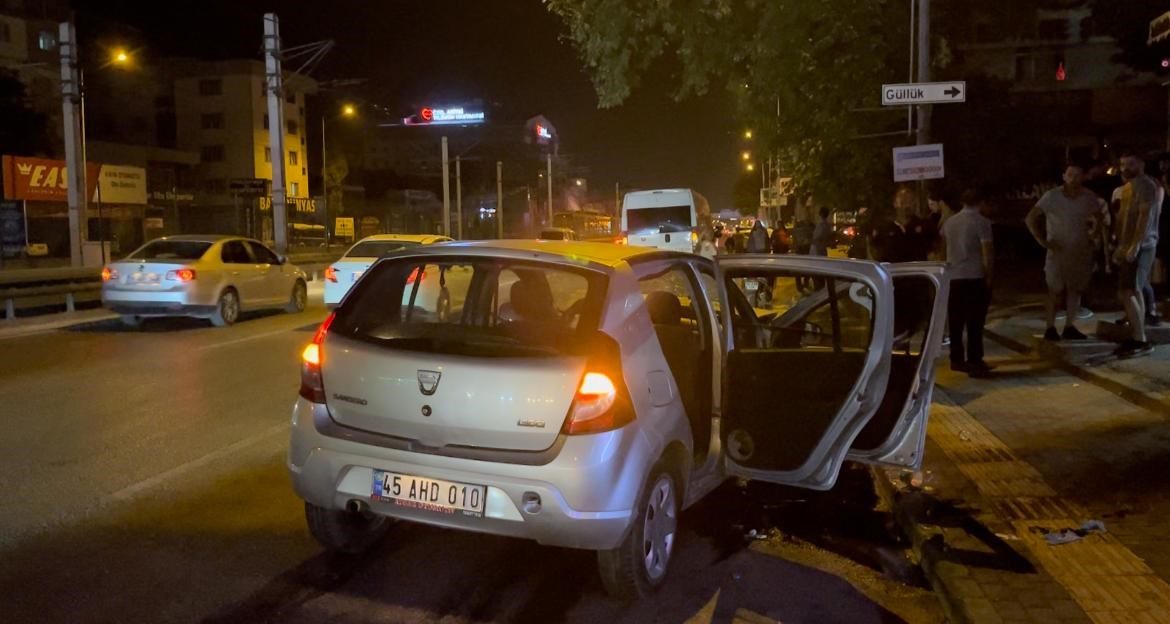 HIZLA İLERLEYEN OTOMOBİL SERVİS ARACINA ÇARPTI : 5 YARALI