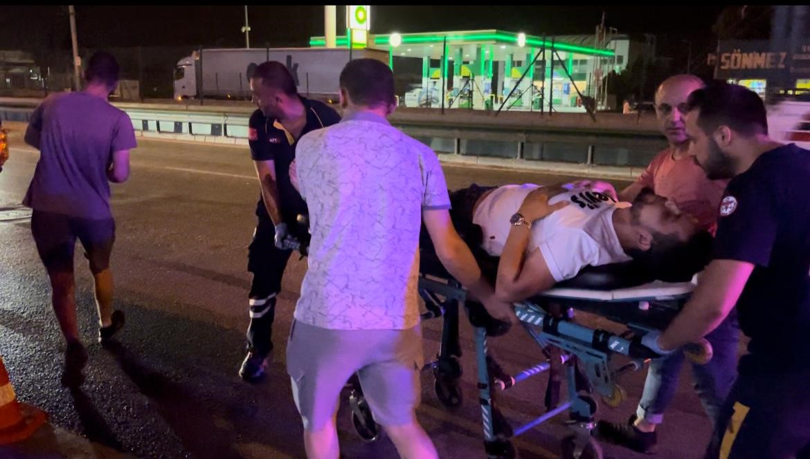 HIZLA İLERLEYEN OTOMOBİL SERVİS ARACINA ÇARPTI : 5 YARALI