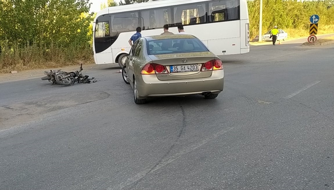 MOTOSİKLET OTOMOBİLE ÇARPTI: 1 YARALI